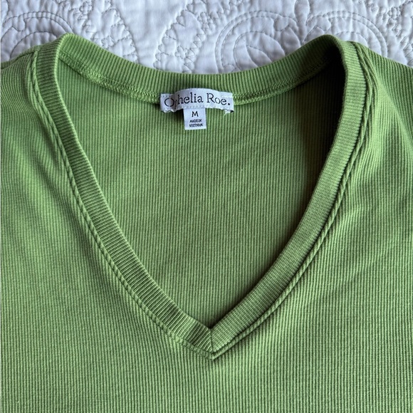 Green V-Neck Sleeveless Top - Picture 2 of 6